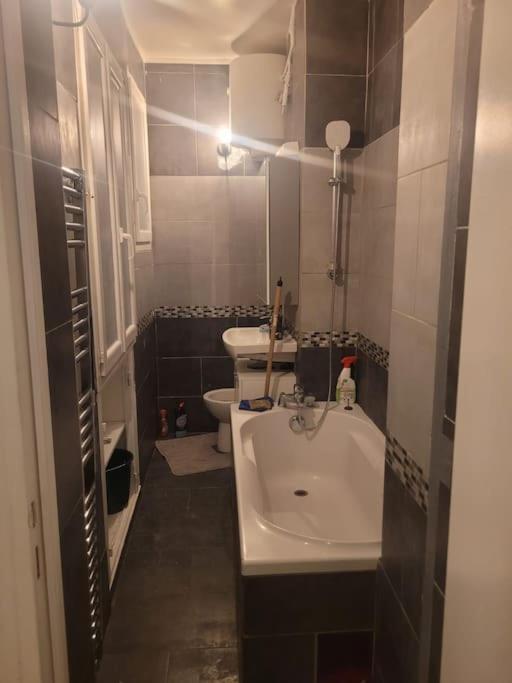 פריז Charmant Appartement Pres De Montmartre מראה חיצוני תמונה
